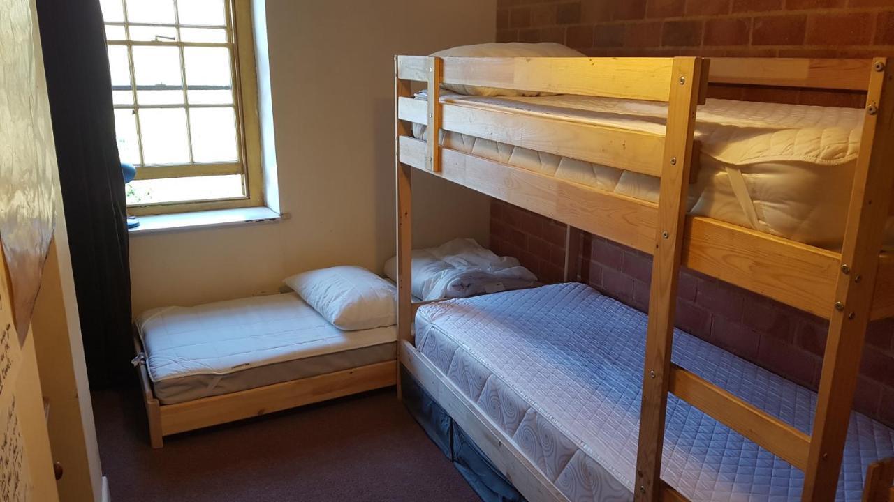'Yellow Wood Micro Hostel-Eco Urban Bothy Style Very Basic But Cosy Redecorating But Cheap & Friendly Quiet Time Lockout 11Pm-7Am Bring Towel Or Hire Μπρέκον Εξωτερικό φωτογραφία